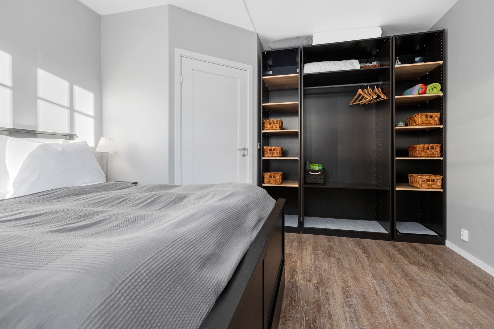 Begge soverommene har god plass for både senge- og garderobeløsninger Galleribilde