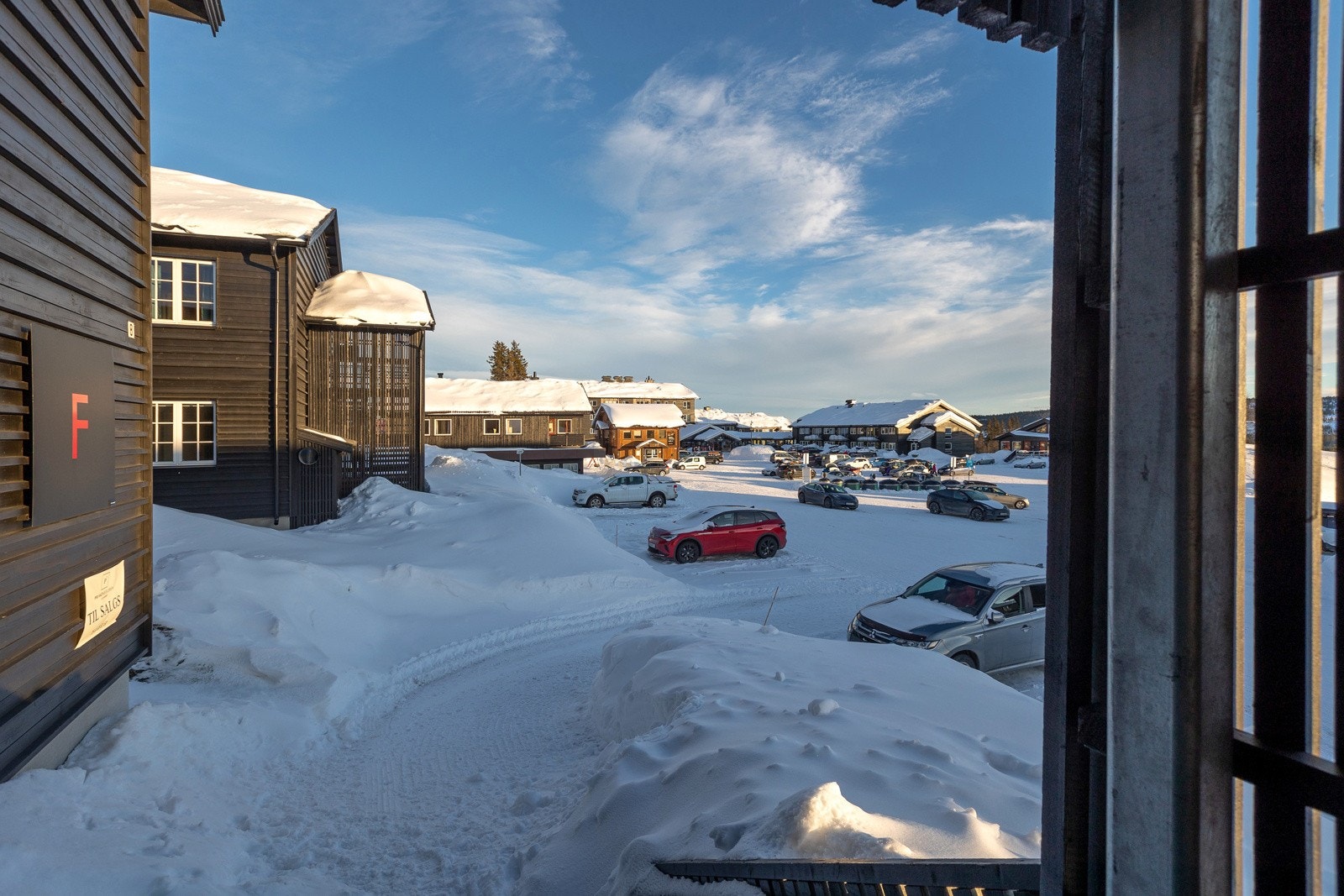 På andre siden av parkeringsplassen finner man Treffen Kafé og fellesarealer med treningsrom, badstuer og boblebad Galleribilde