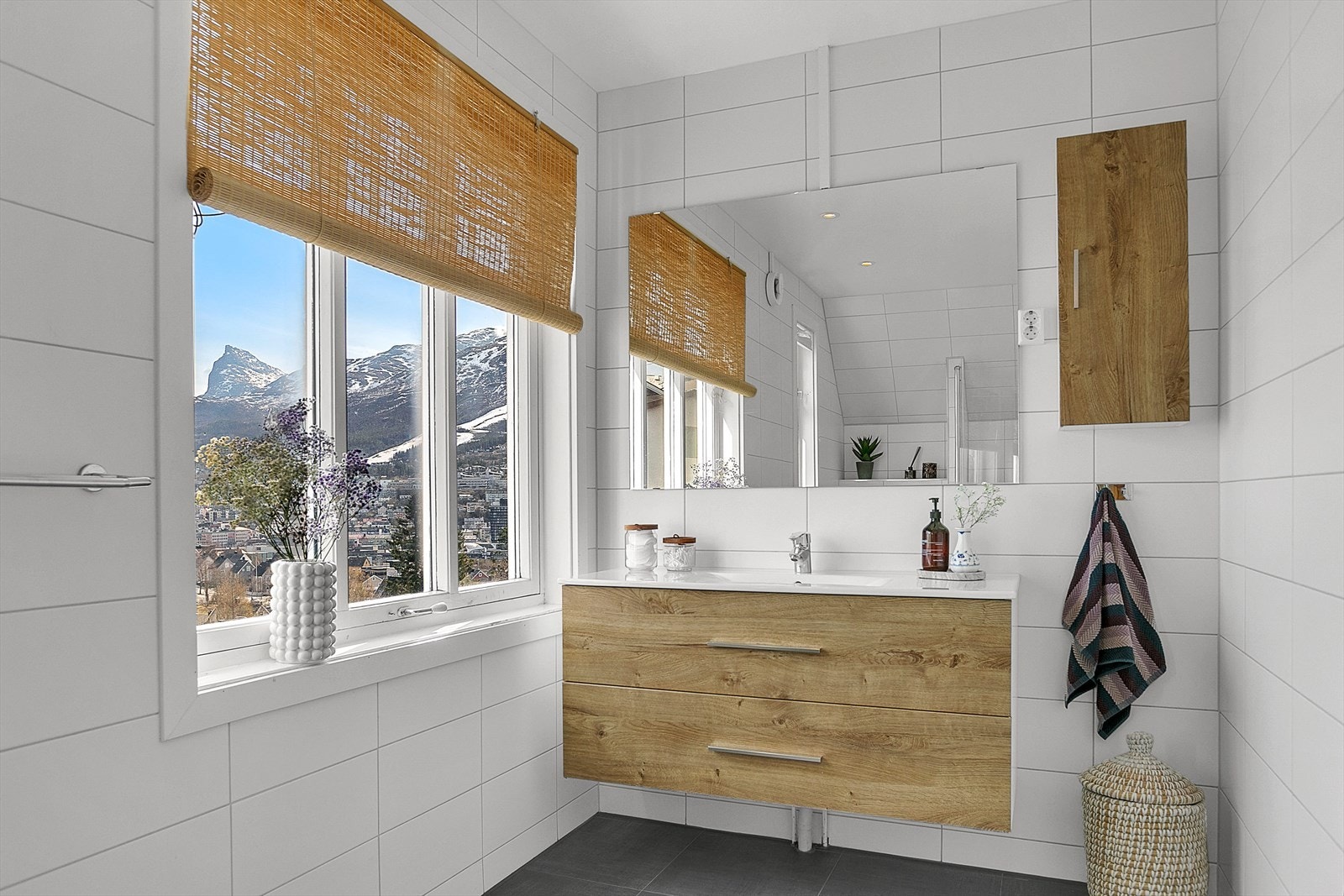 Moderne baderom som ble renovert i 2021. Galleribilde