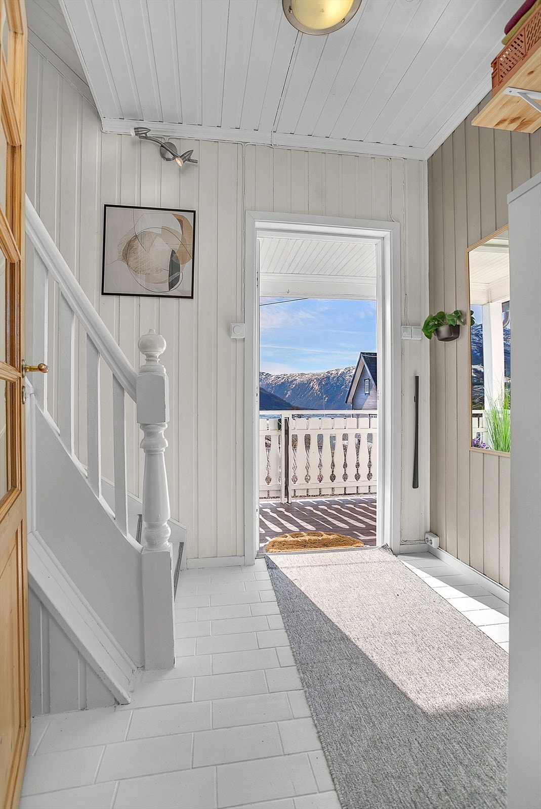 Gang med plass for oppheng av yttertøy. Galleribilde