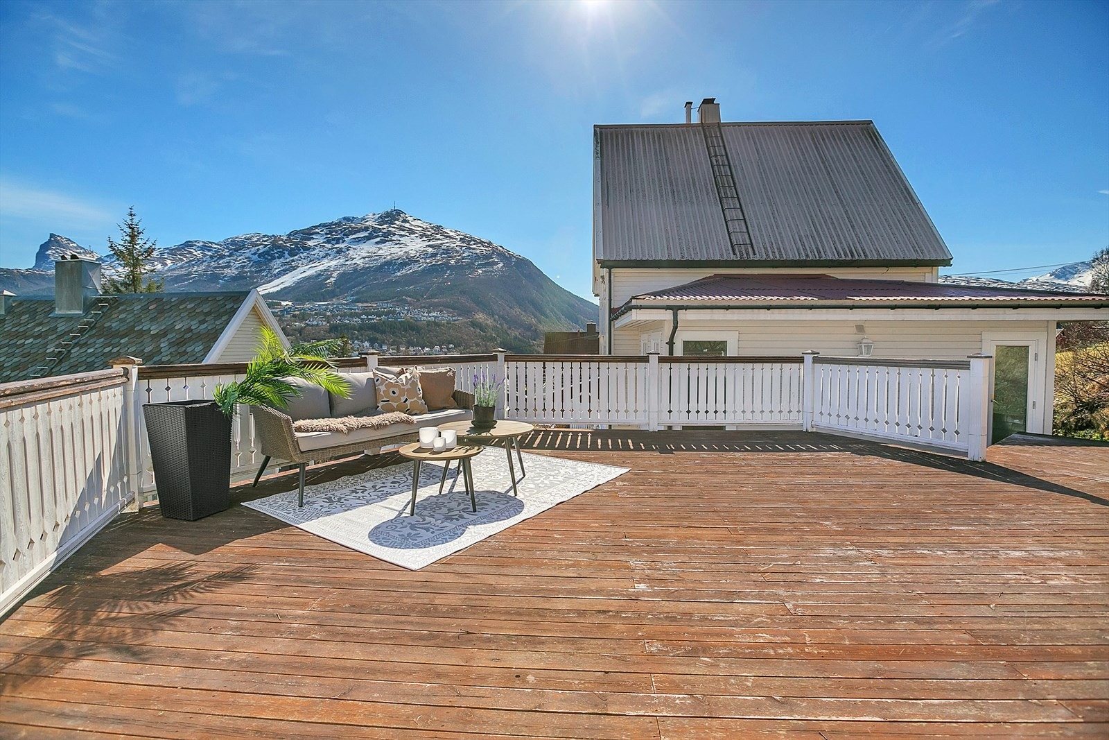 Stor terrasse på baksiden av boligen med gode solforhold. Galleribilde