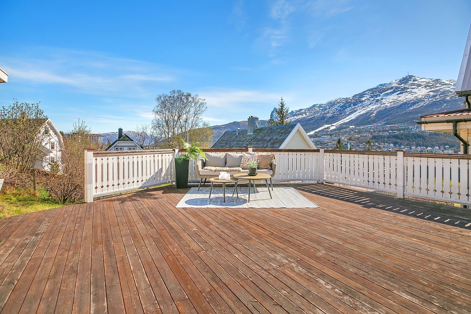 Gode solforhold og fritt utsyn utover byen og mot Narvikfjellet. Galleribilde