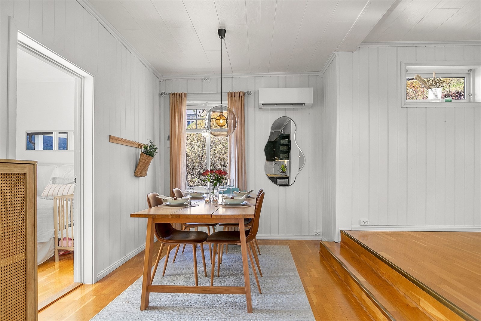 I praktisk nærhet til kjøkkenet er det god plass for spisebord. Galleribilde