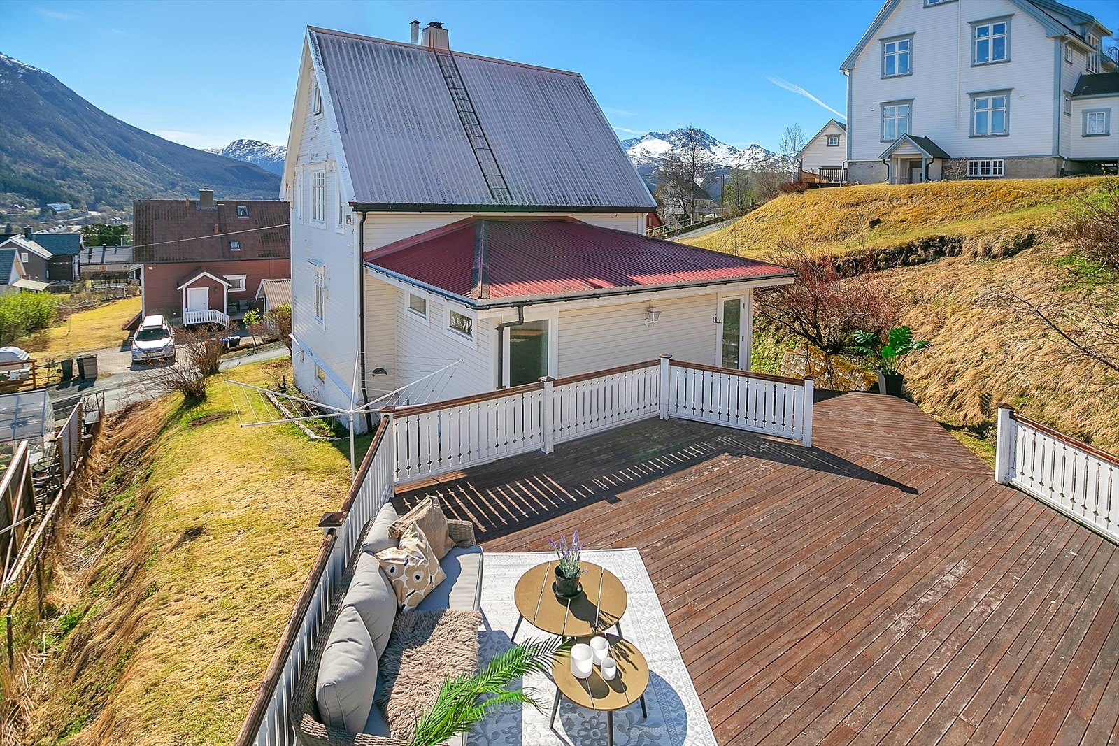 Opparbeidet terrasse med hage omkring. Galleribilde