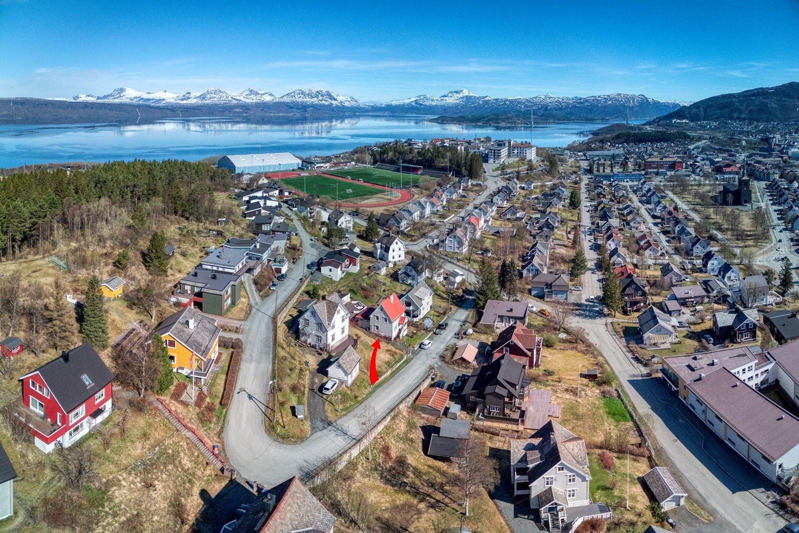 Eiendommen ligger sentralt til med nærhet til barnehage, barneskole, Stadion og dagligvarebutikker. Galleribilde