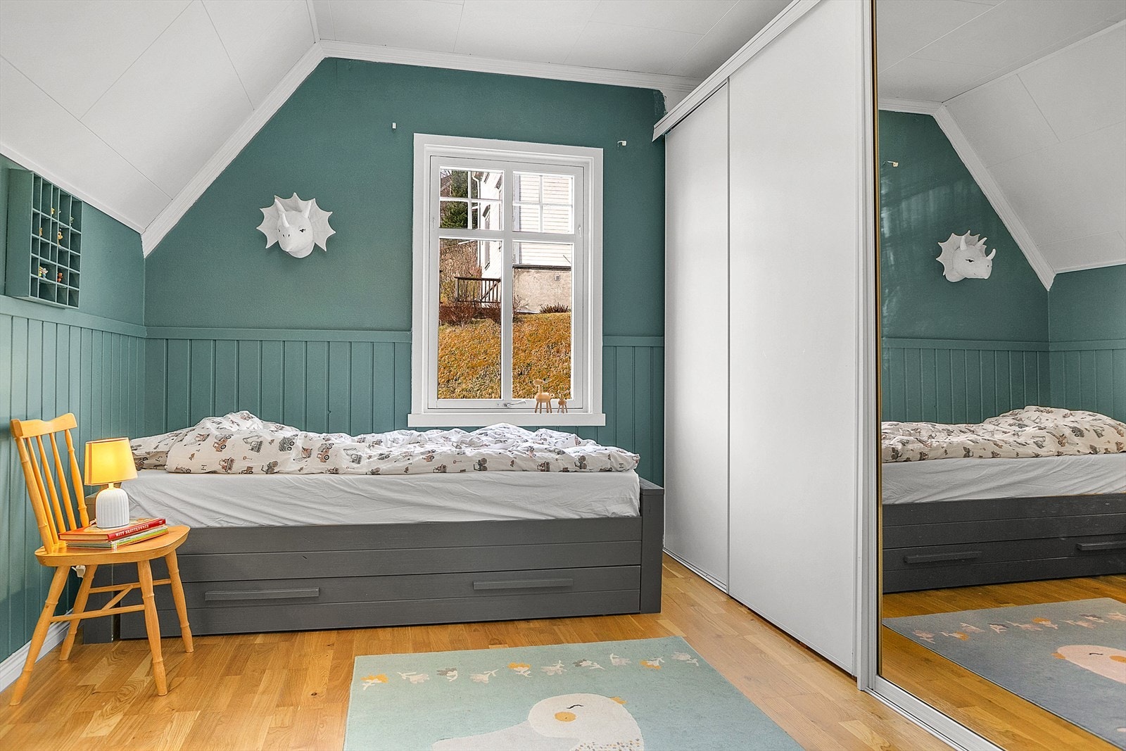 2 soverom i 2.etasje. Rommet er utstyrt med stor skyvedørsgarderobe. Galleribilde