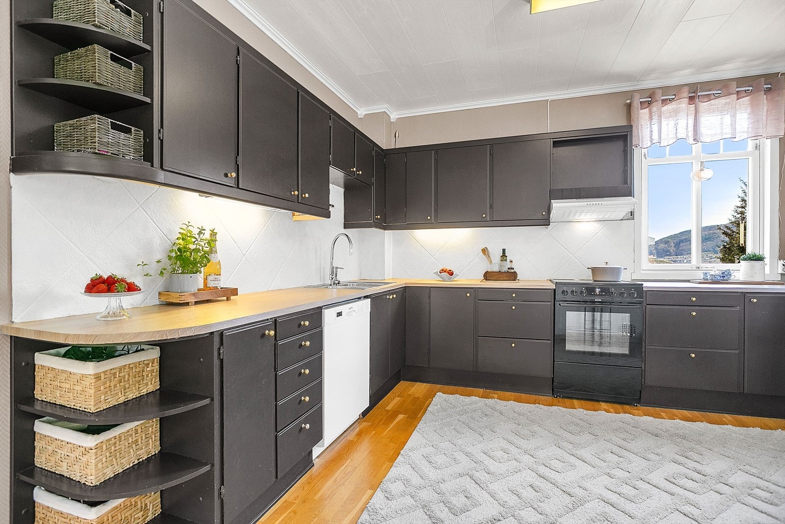 Praktisk kjøkken med malte fronter i moderne fargevalg. Galleribilde