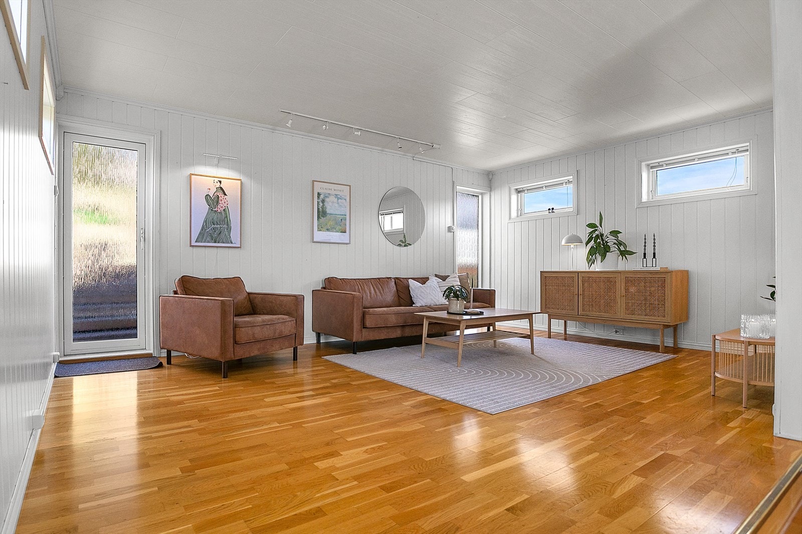 Stue med god plass for sofa og diverse møblement. Galleribilde