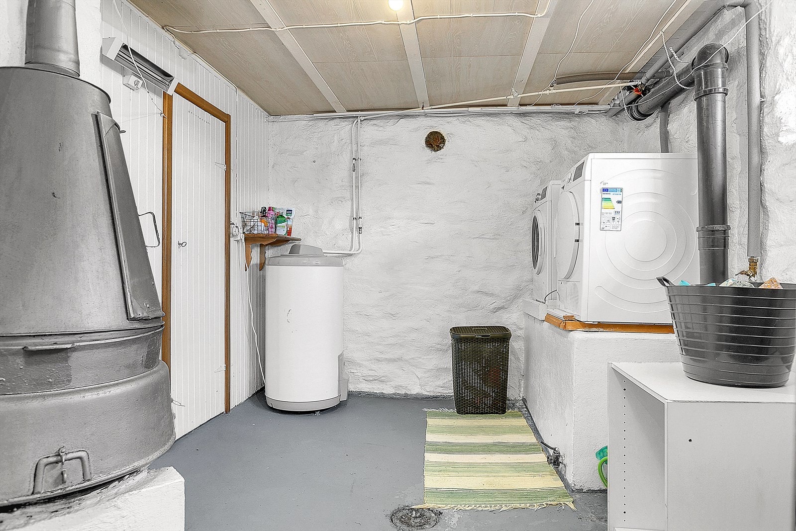 Kjeller med vaskerom og bodareal. Galleribilde