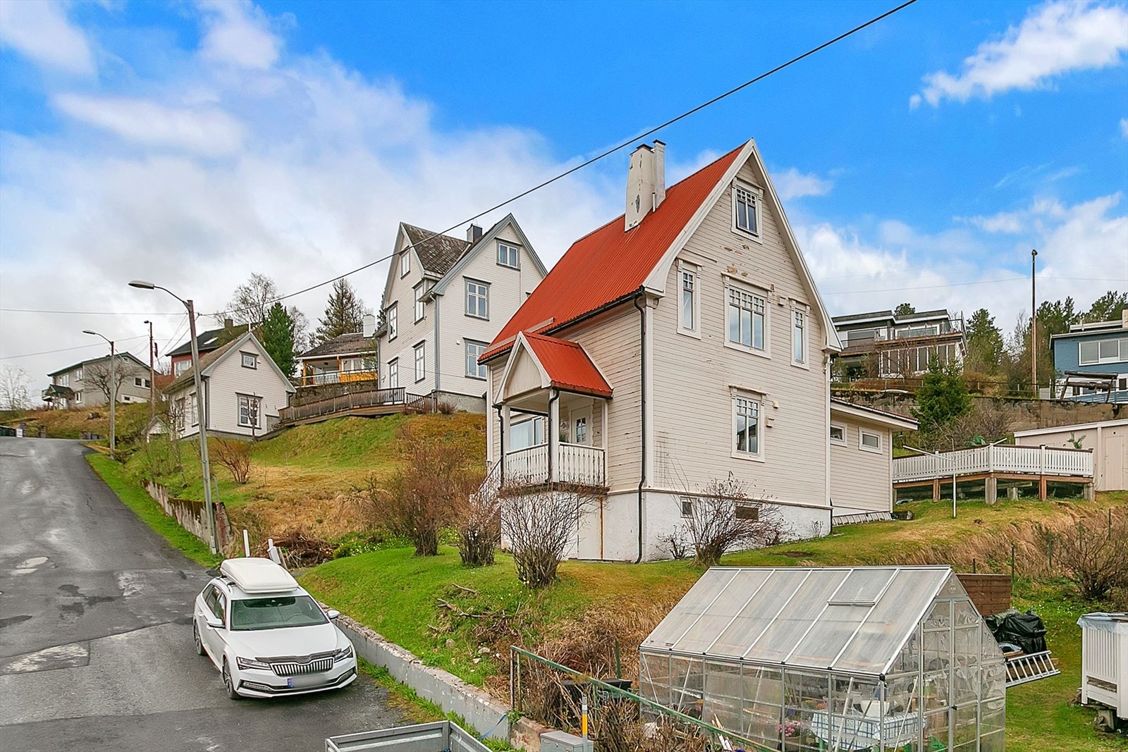 Parkering i gate. Galleribilde