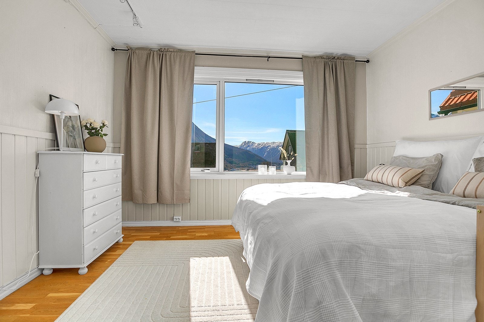 Stort soverom i 1.etasje med flott utsikt. Galleribilde