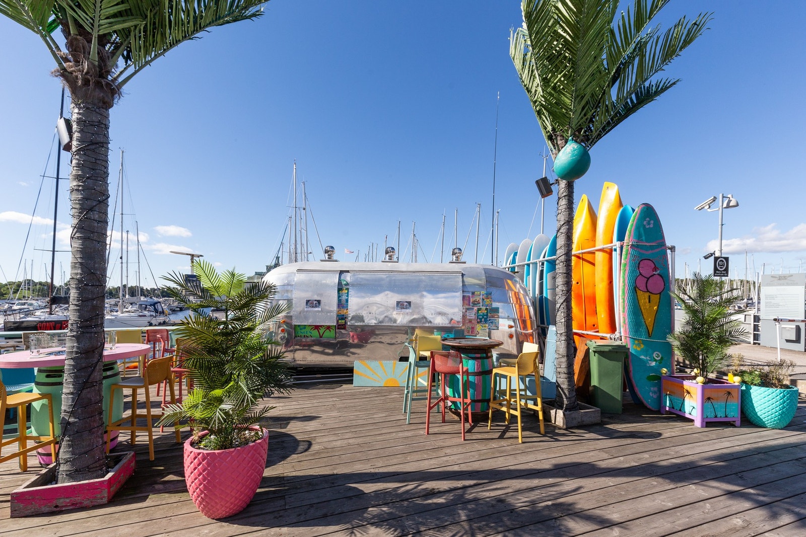 Rett i nærheten ligger populære Kongen Marina Beach Bar Restaurant. Galleribilde