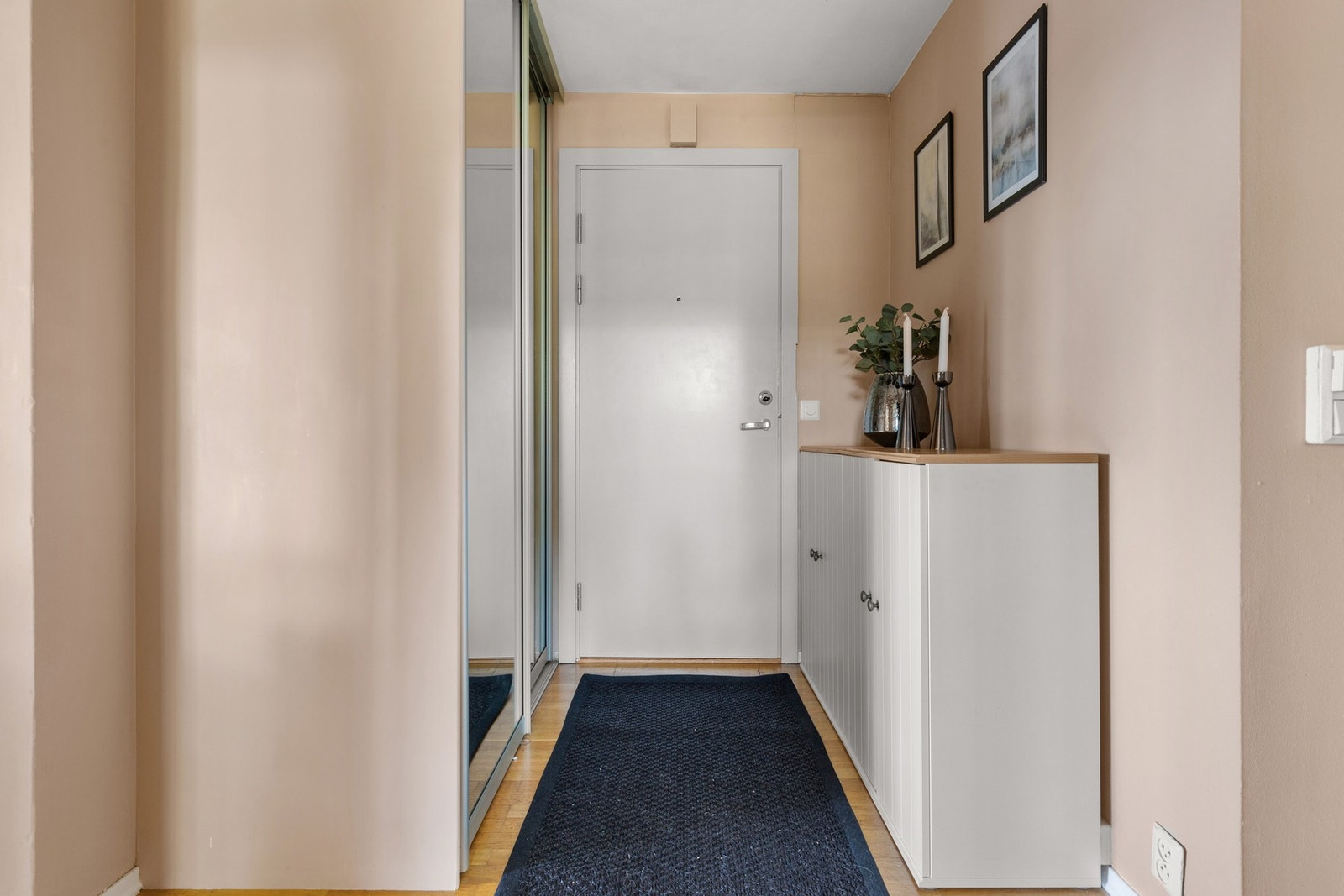 Innebygd skyvedørsgarderobe i entrè. Galleribilde