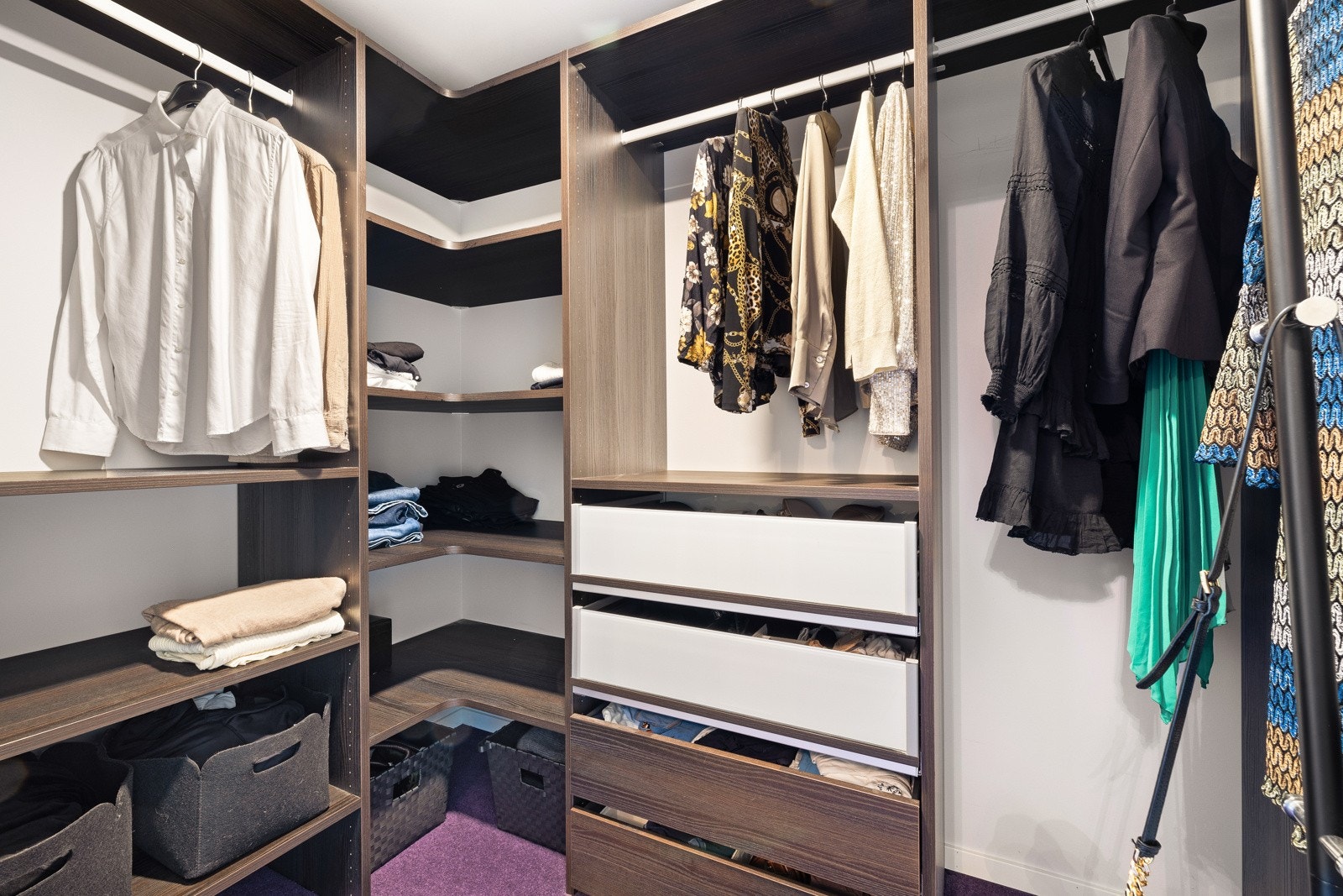 Walkin closet hovedsoverom 1. etasje Galleribilde