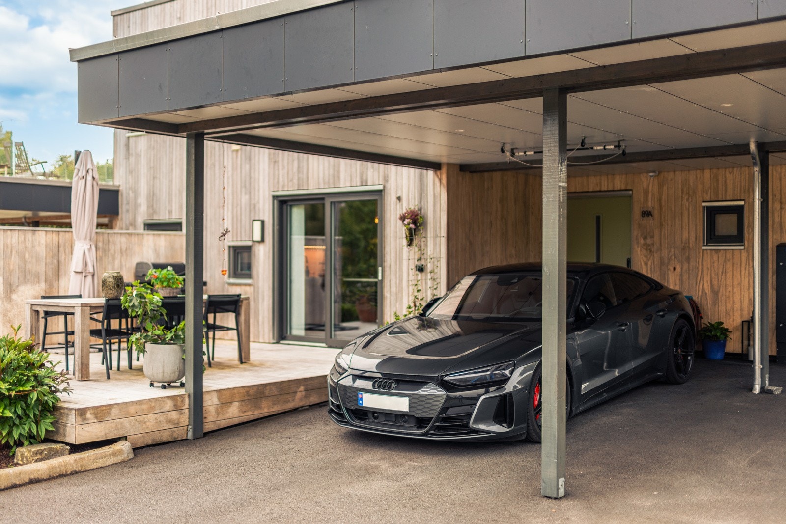 Går tørr fra bilen og inn i hus Galleribilde
