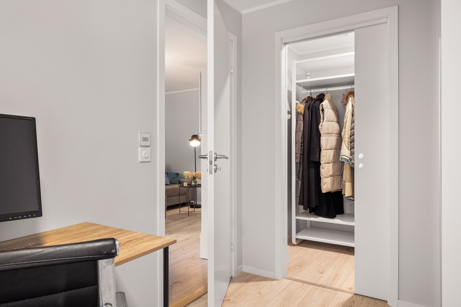 Walk-in closet på soverom 1 Galleribilde