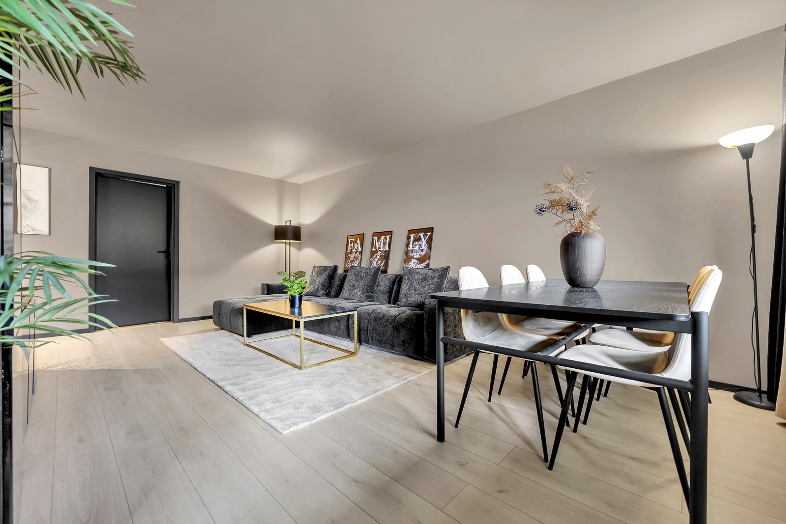 Planløsningen åpner opp for flere møbleringsmuligheter med god plass til sofagruppe, TV-møbler og spisebord med tilhørende stoler. Galleribilde