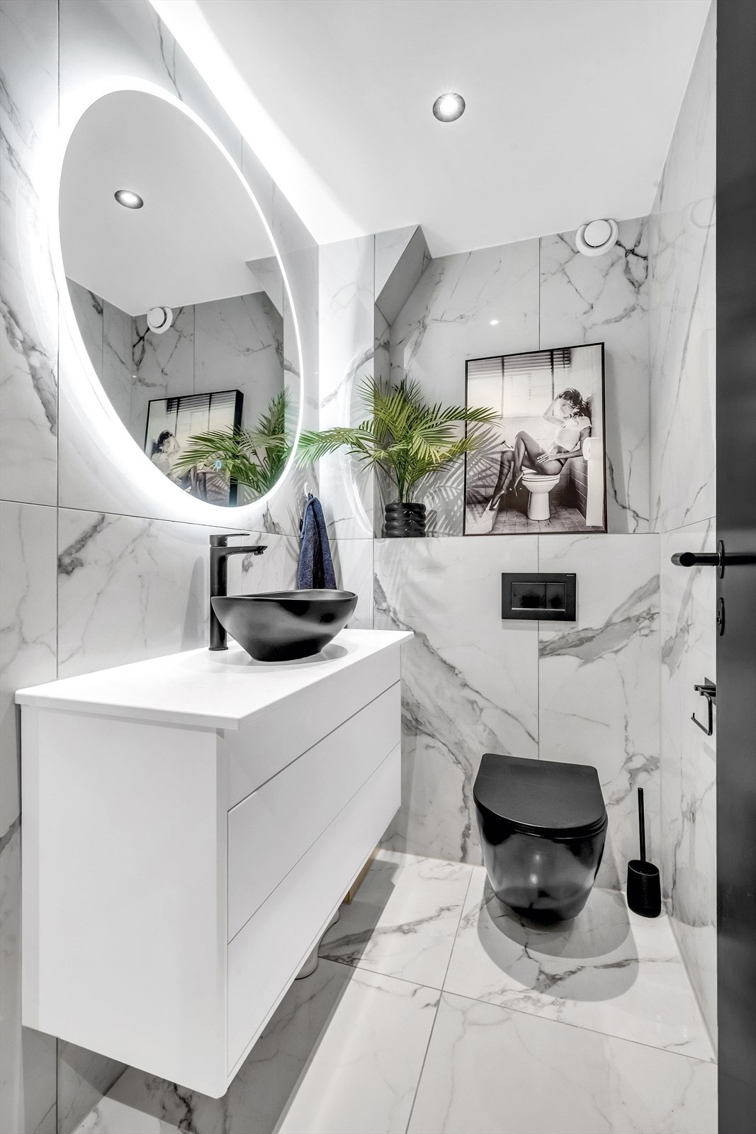 Lekkert, praktisk og flislagt toalettrom med innfelte downlights og elektrisk gulvvarme. Rommet er innredet med vegghengt klosett, servant plassert på innredning, og speil med lys. Det er også naturlig avtrekk. Galleribilde