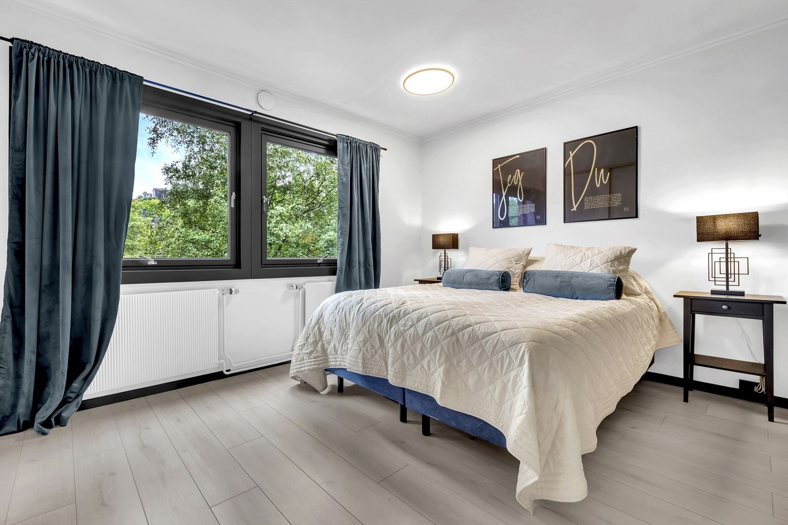 Hovedsoverommet er av god størrelse med plass til dobbeltseng, nattbord og tilhørende møbler. Galleribilde