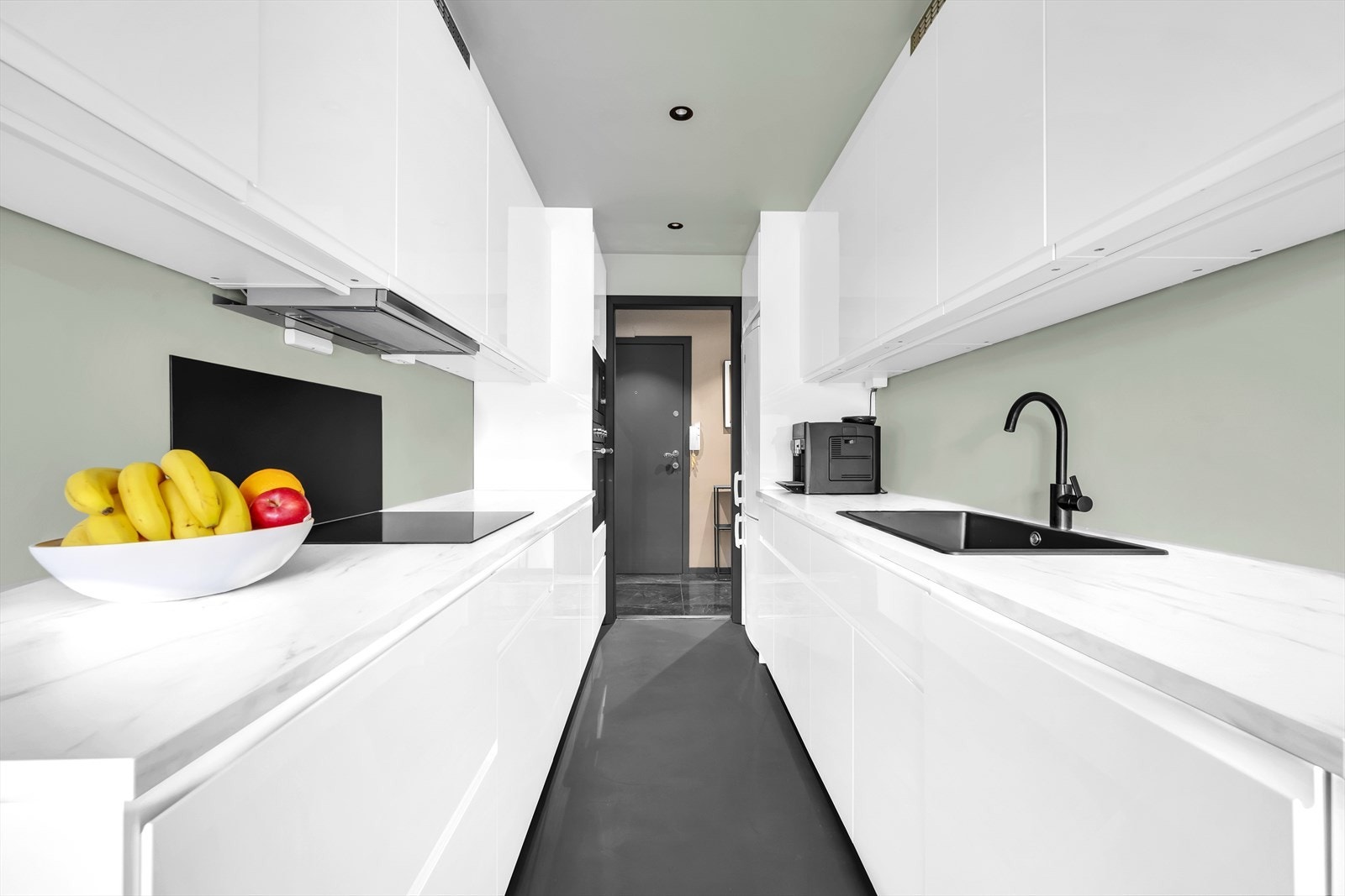 Kjøkkenet har glatte fronter, laminat benkeplate med nedfelt vaskekum og belysning over benkeplaten. Galleribilde