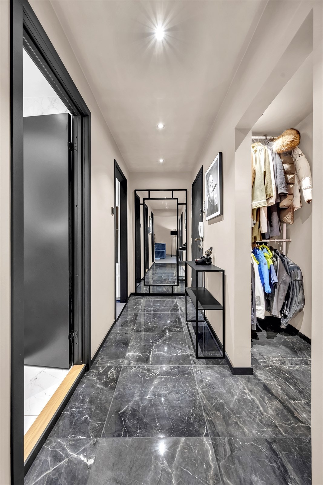 Entréen har også god plass til garderobeløsninger, slik at man enkelt kan holde det ryddig og organisert. Galleribilde