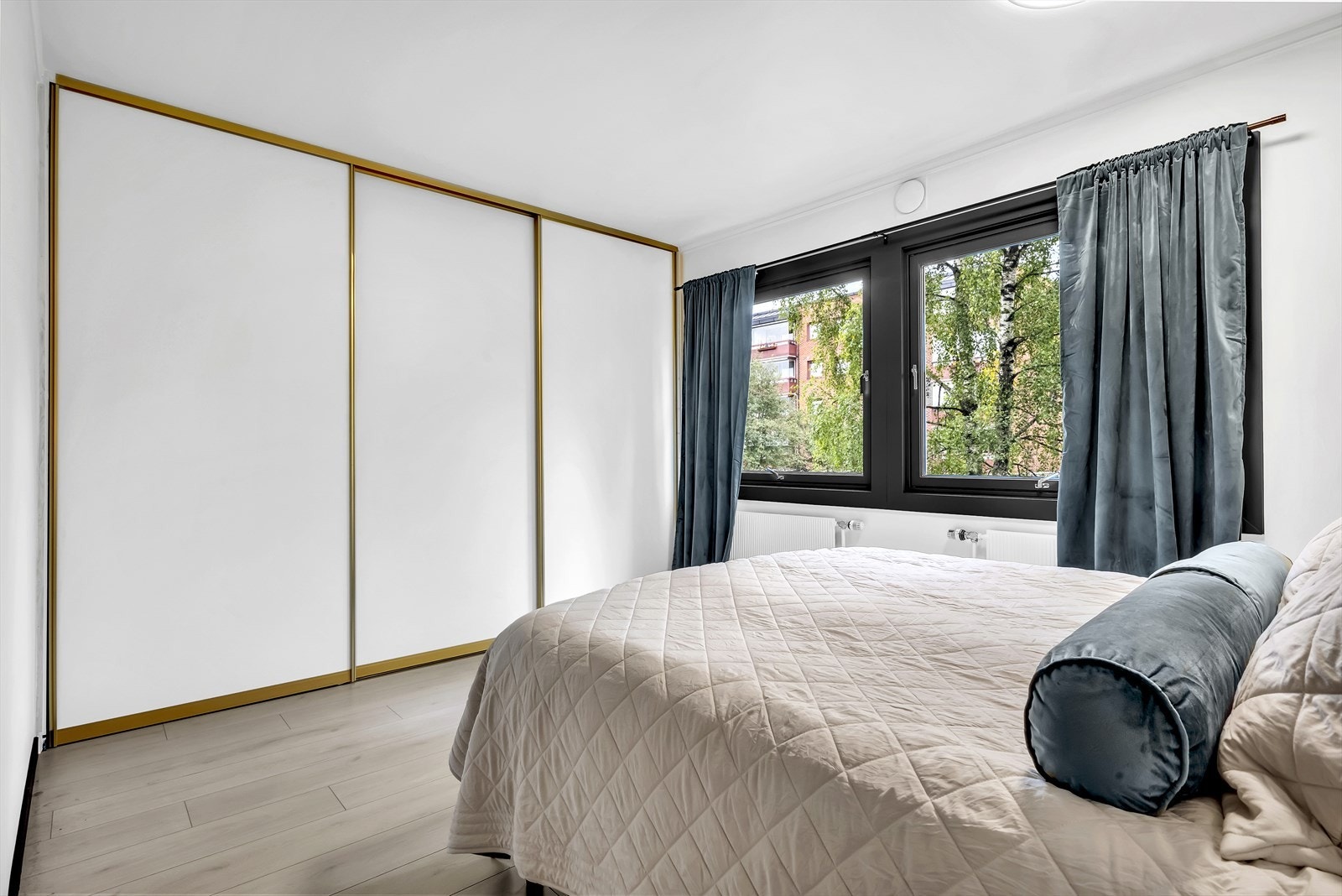 Det er rikelig med oppbevaringsplass i den store skyvedørsgarderoben, som er både romslig og praktisk. Garderoben gir en effektiv og stilren løsning for å holde klær, sko og tilbehør organisert og lett tilgjengelig. Galleribilde