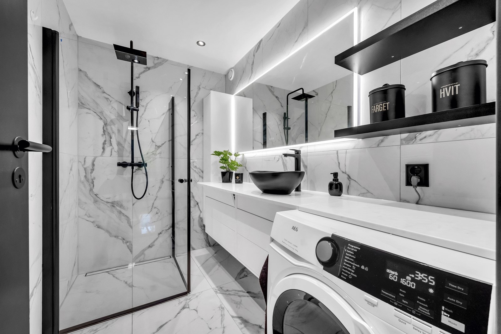 Stilrent, flislagt baderom med innfelt downlights og elektrisk gulvvarme. Galleribilde