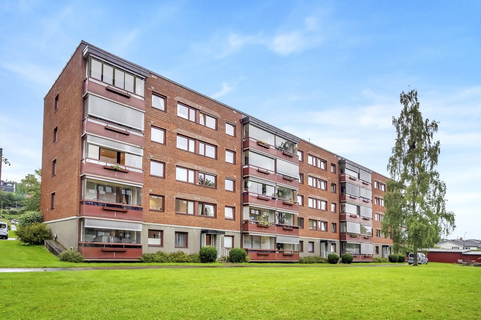 Haugerud B/L består av 578 andelsleiligheter, fordelt på 17 lavblokker og 59 oppganger. Galleribilde