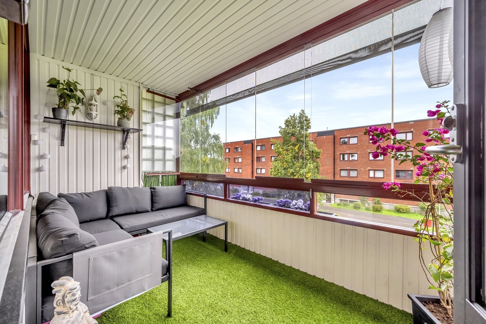 I vår- og sommerhalvåret fungerer balkongen som en naturlig forlengelse av stuen, og den innbyr til hyggelige sammenkomster og gode stunder med familie og venner. Galleribilde