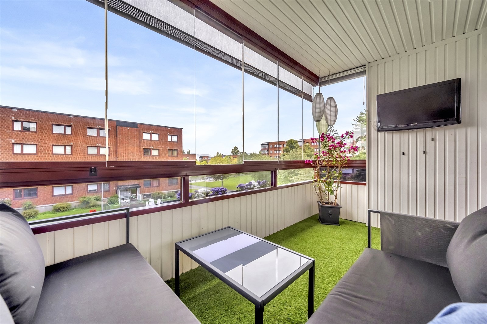 Leiligheten byr på en herlig innglasset, nordvestvendt balkong på ca. 7 m², hvor du kan nyte både ettermiddagssolen og lune kvelder. Galleribilde