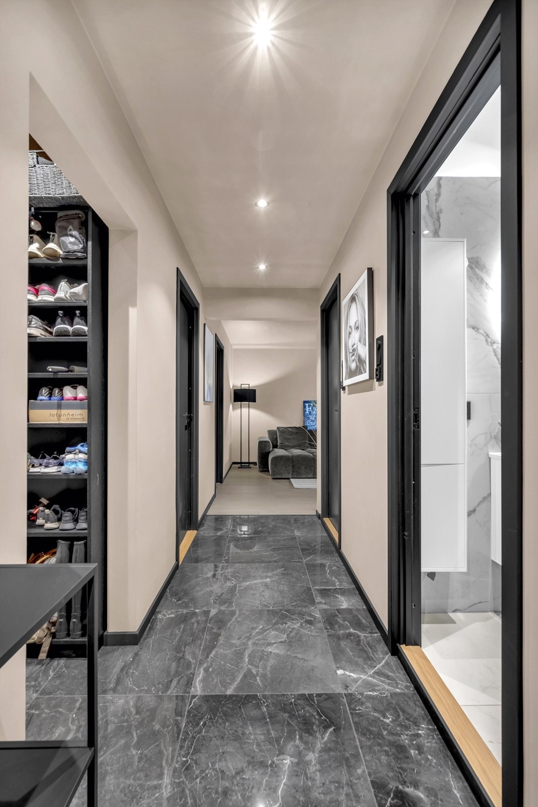 Leiligheten har en innbydende entré/gang med stilige fliser og varmefolie på gulvet, som gir en behagelig varme under føttene. Galleribilde