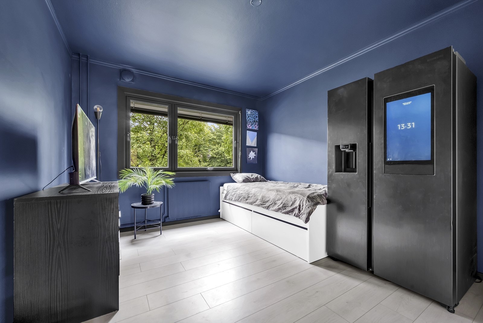 Soverom 2 er også av svært god størrelse, med rikelig plass til en seng samt øvrige møbler som nattbord, kommode eller skrivebord. Galleribilde