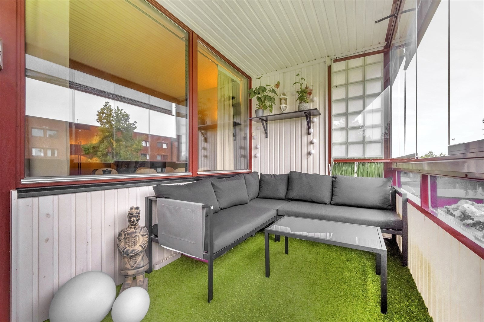 Her kan du skape din egen grønne oase med planter og blomster, og den innglassede løsningen gjør balkongen brukbar året rundt, uavhengig av vær. Galleribilde