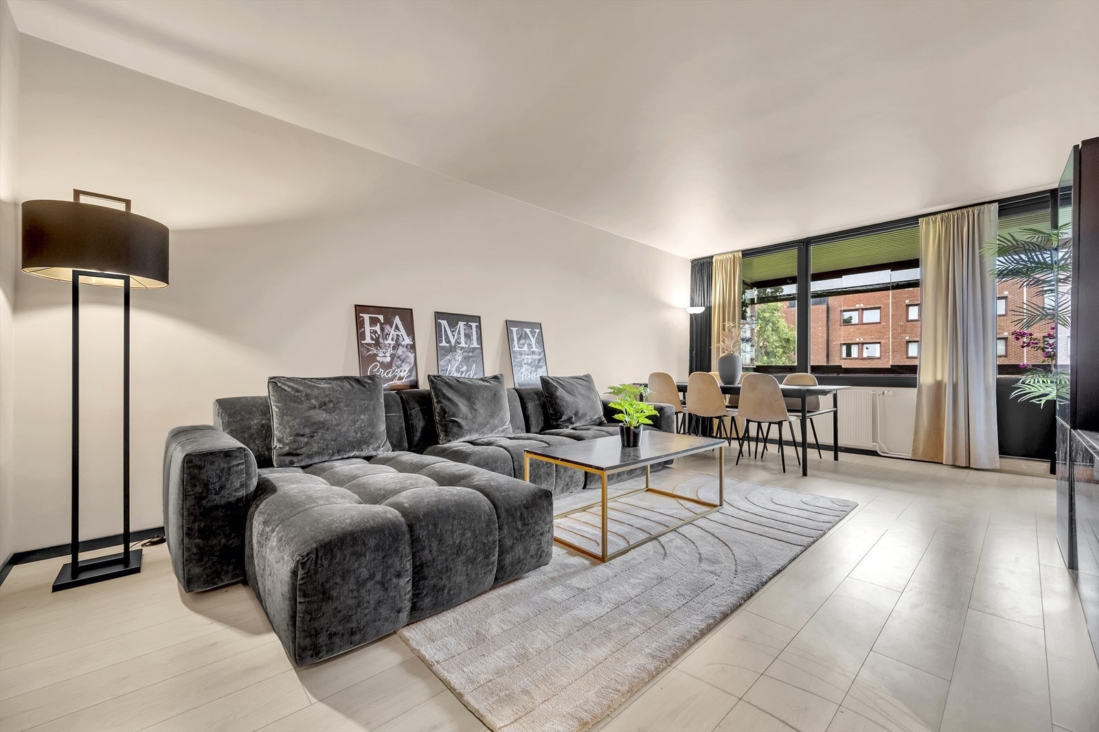 Gulvet er belagt med flott laminat, og overflatene er malt i delikate og moderne fargetoner. Et perfekt utgangspunkt for å innrede med egne møbler og gjenstander for å skape ditt drømmehjem. Galleribilde