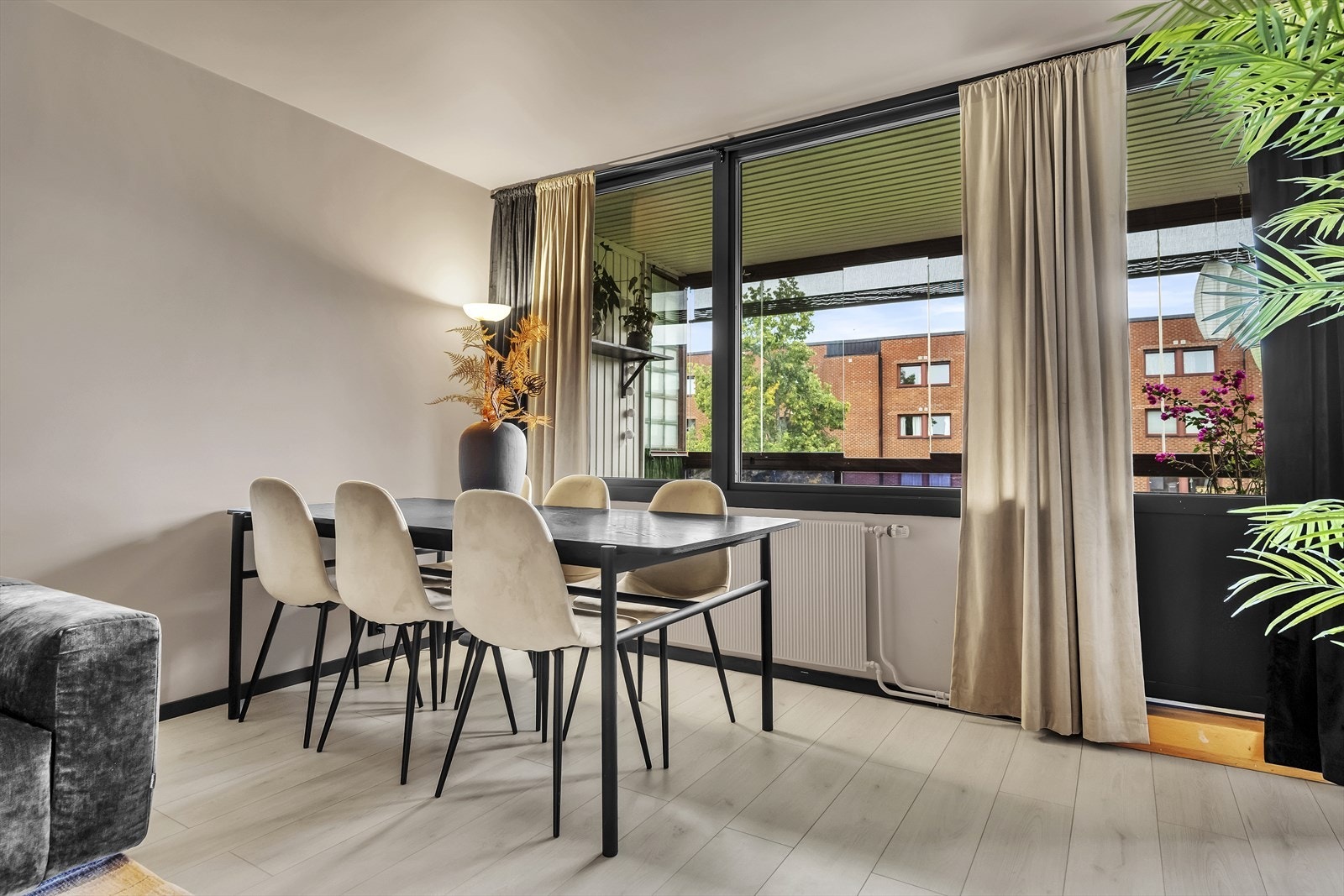 Stuen er lys og luftig med store vindusflater som sørger for rikelig med innslipp av naturlig lys. Galleribilde