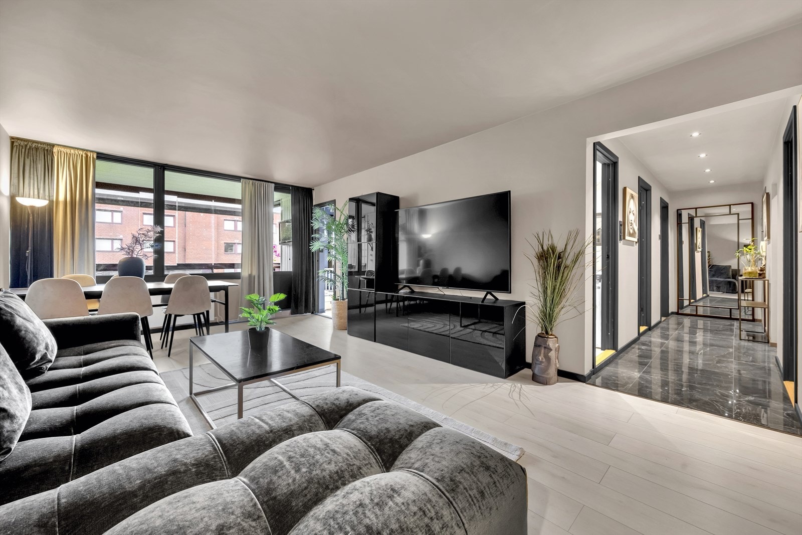 Velkommen til Haugerudveien 54! Dette er en innbydende 4-roms leilighet som ligger i byggets 2. etasje, med en gjennomtenkt og familievennlig planløsning. Her bor du i et hyggelig nabolag, omgitt av grønne omgivelser. Galleribilde