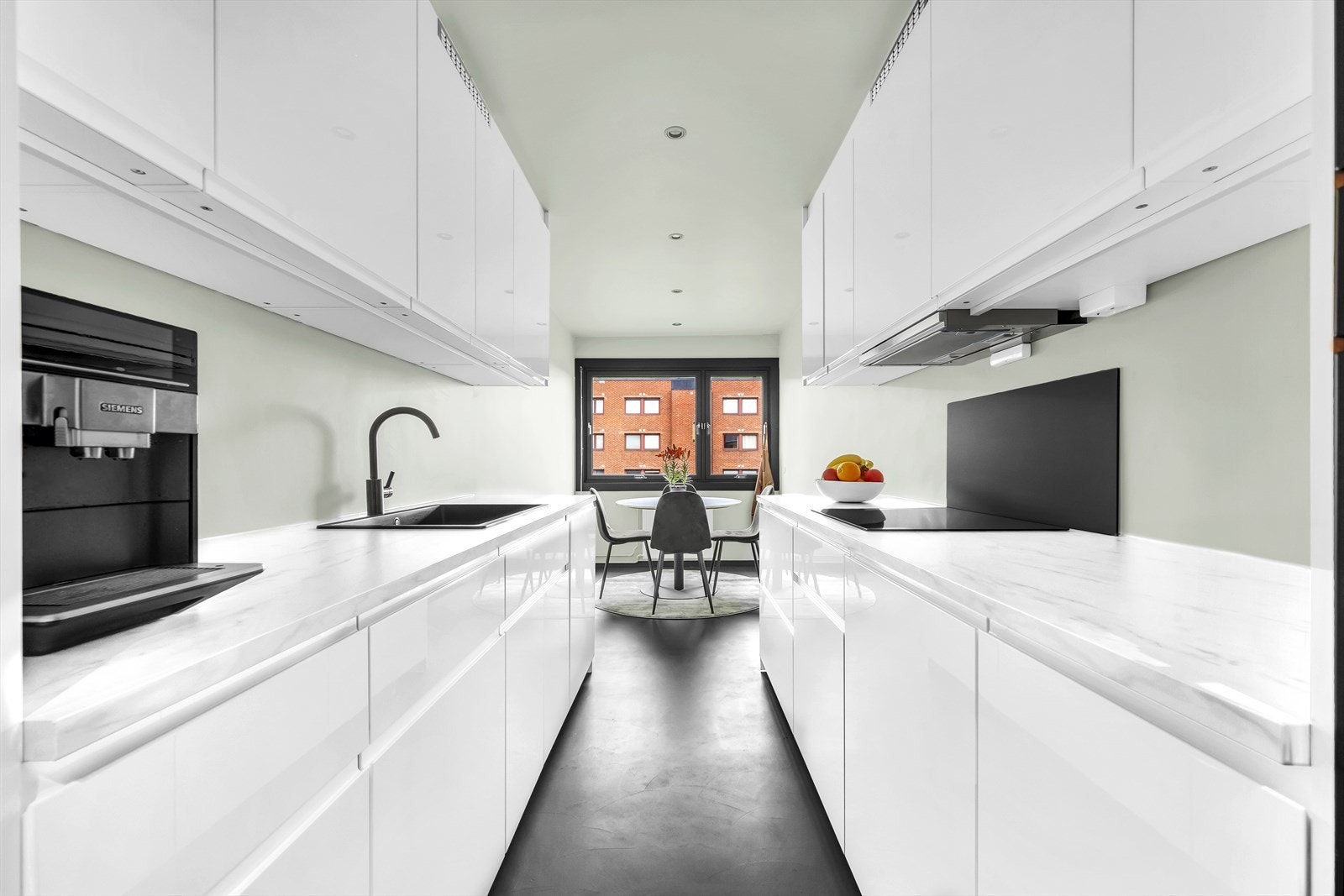 Moderne IKEA-kjøkken med god skap- og benkeplass. Galleribilde