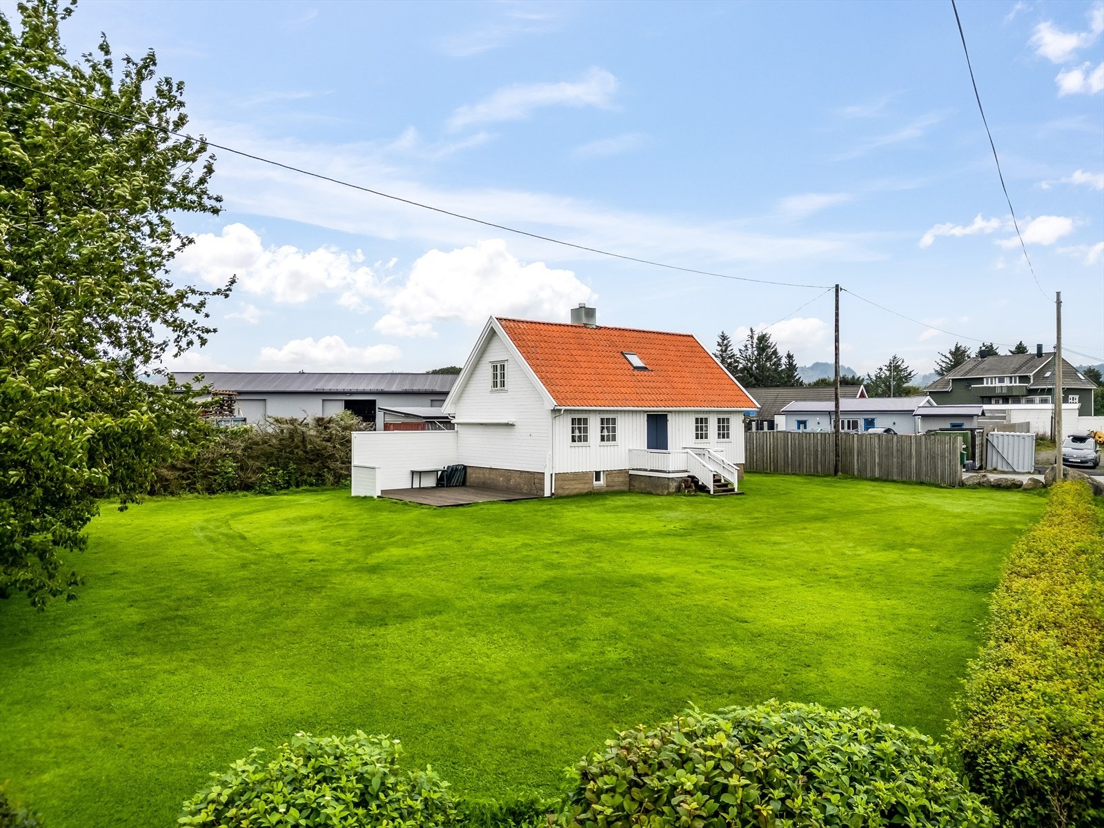 Romslig hage med stor plen. Galleribilde