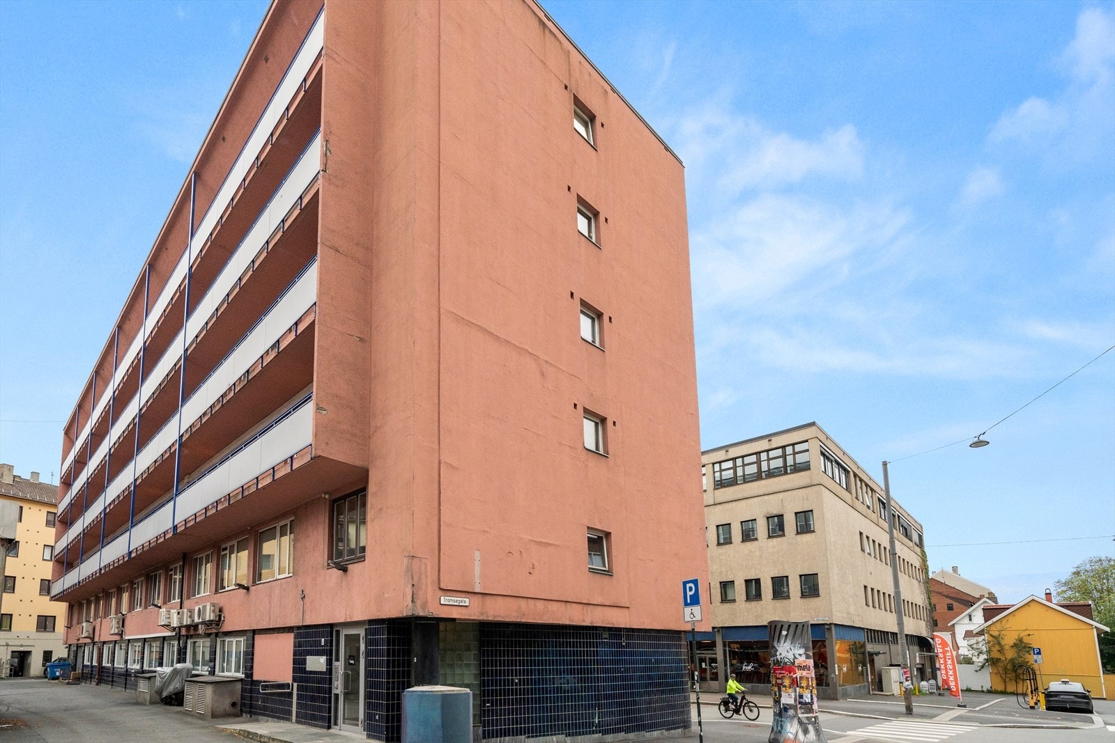 Byggets fasade sett fra baksiden. Veldrevet borettslag som leier ut deler av 1.etg til Hockeybutikk som gir ekstra inntekter til borettslaget. Galleribilde