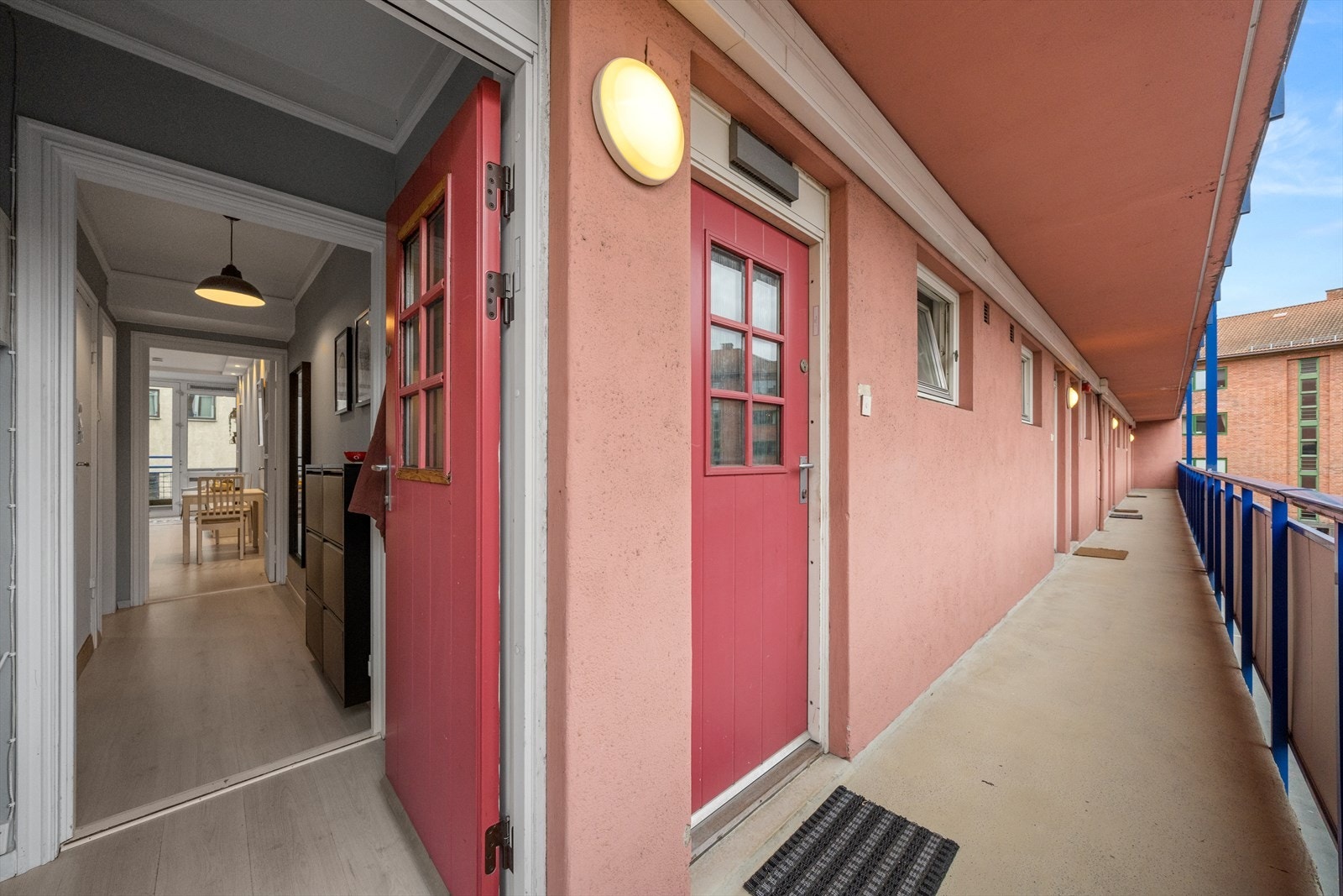 Velkommen inn! Leiligheten har et hyggelig utvendig inngangsparti inn til boligen. Galleribilde