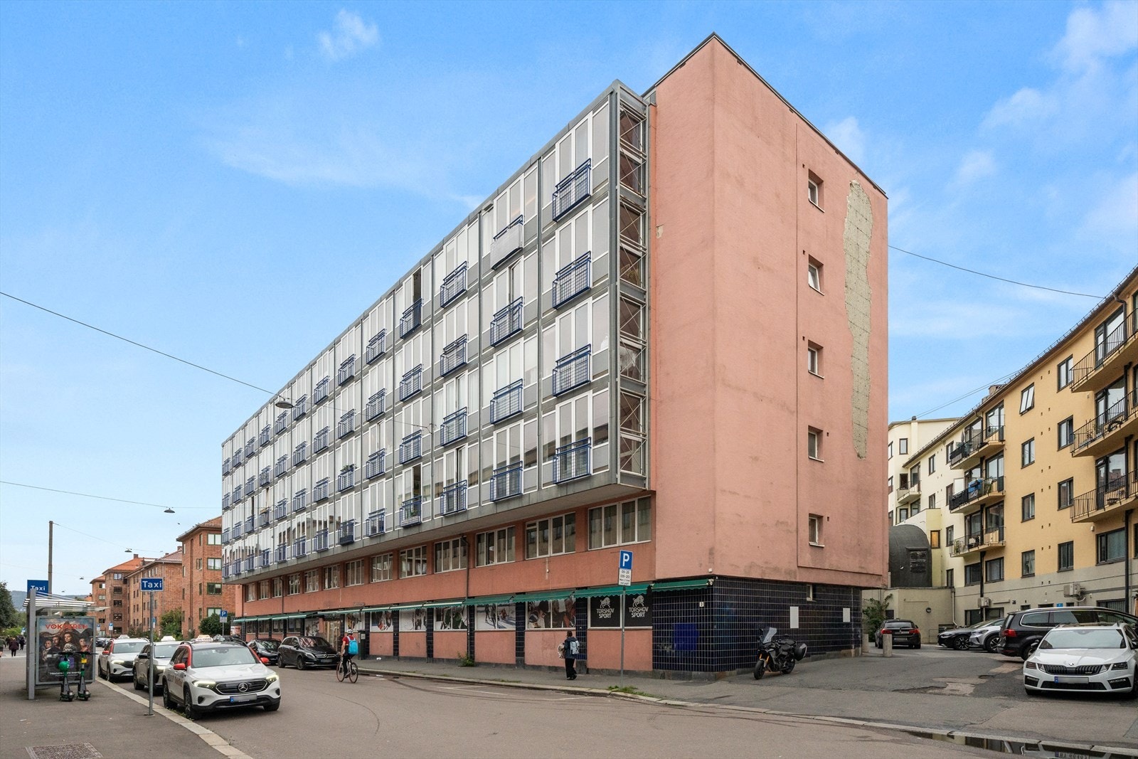 Byggets fasade sett fra gaten. Galleribilde