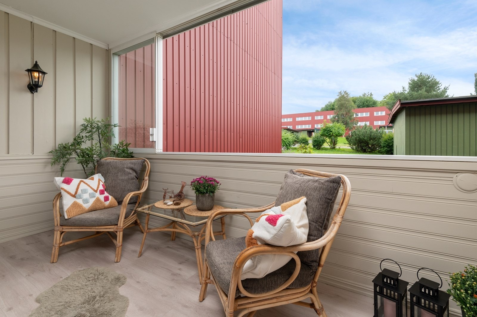 Terrassen er på hele 8 m² og er vendt mot sør, som sørger for gode solforhold. Galleribilde