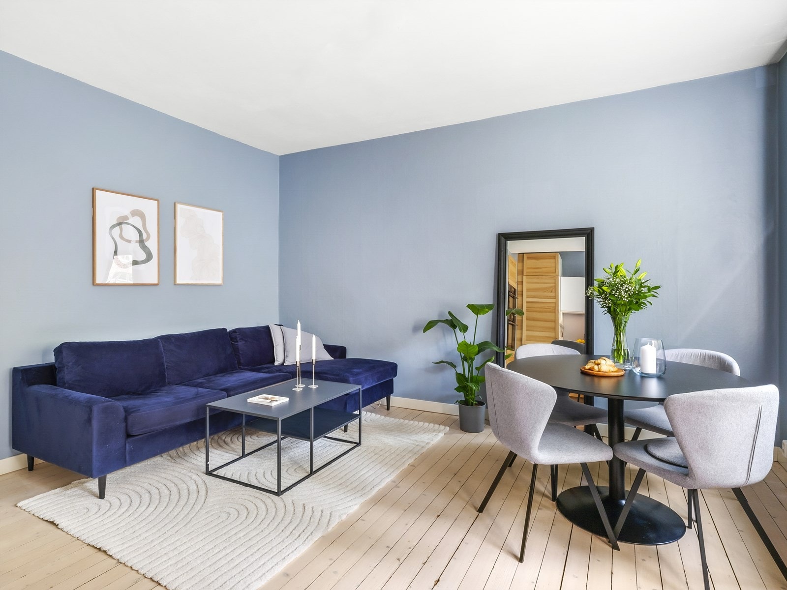 Det er gode møbleringsmuligheter for sofagruppe og spisebord Galleribilde