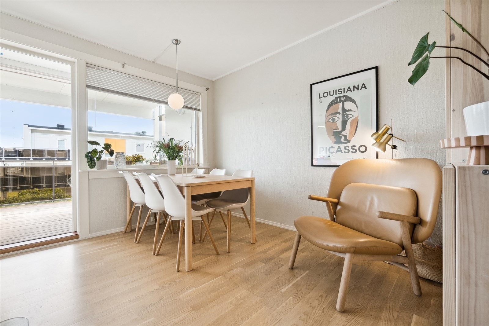 Spisestuedel med utgang til balkong. Galleribilde