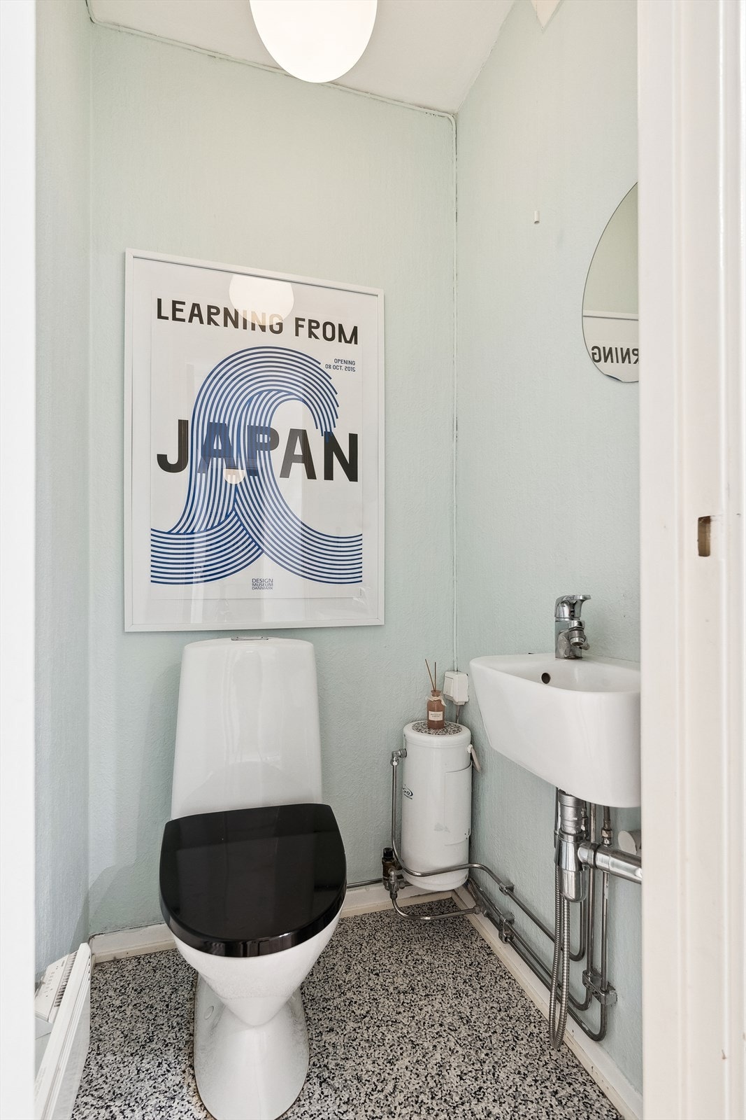 Kult wc-rom med trendy farge. Galleribilde