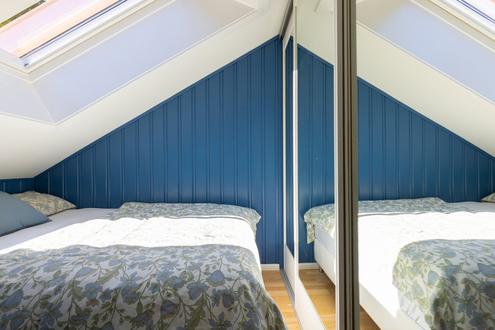 Det er i tillegg skyvedørsgarderobe med speilfronter som sørger for rikelig med oppbevaringsplass til klær. Galleribilde