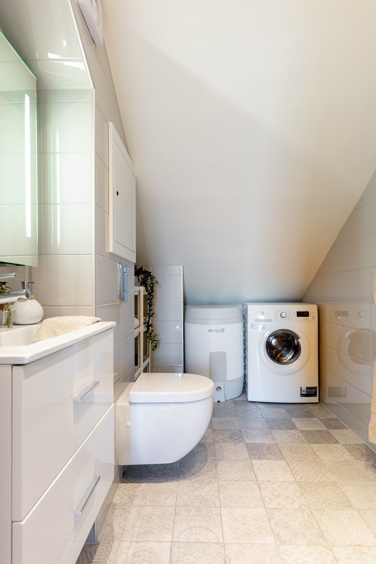 Pent, flislagt bad med gulvvarme. Badet ble pusset opp i 2014 i regi av sameiet. Galleribilde
