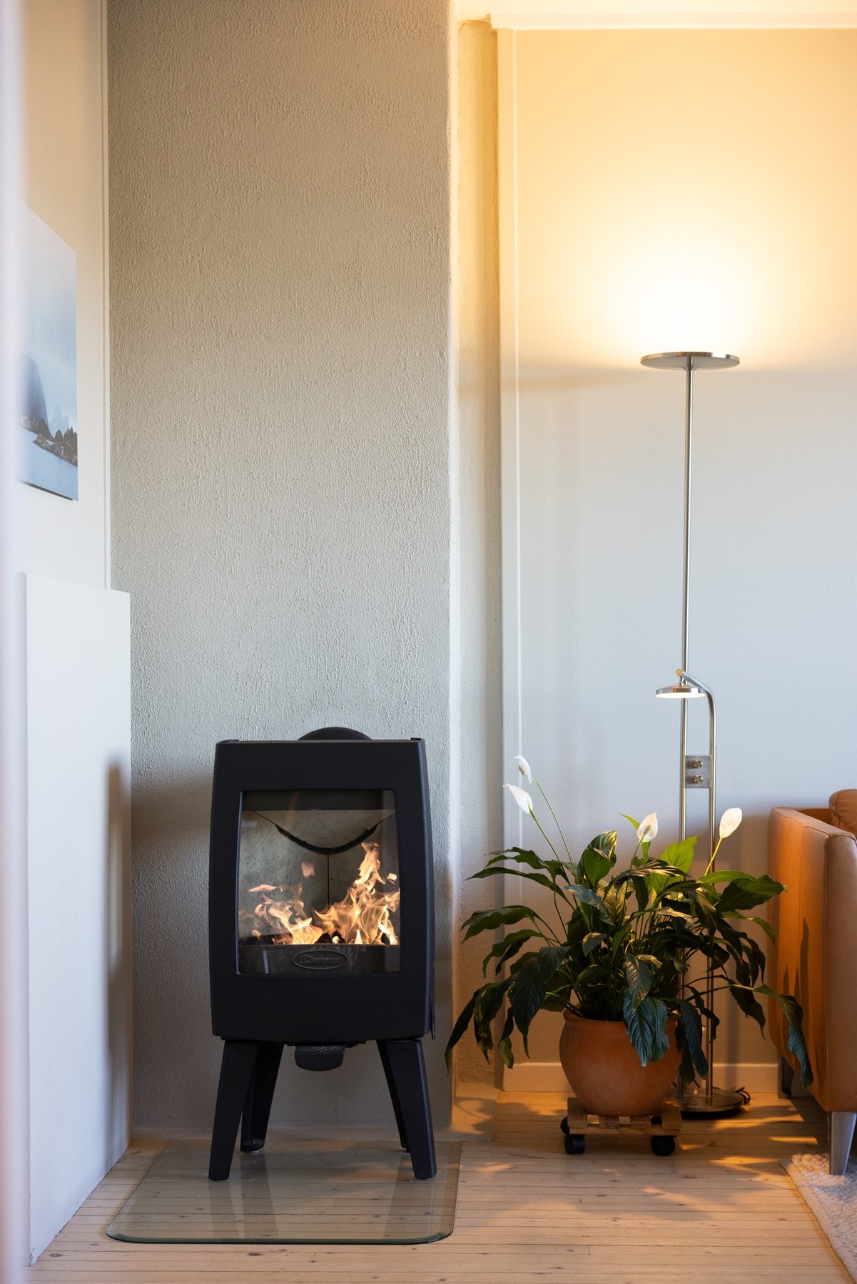 I stuen er det mursteinspipe som sørger for varme og hygge på kalde høst- og vinterdager. Det ble utført piperehabilitering med stålrør i pipeløp i regi av sameiet i 2022. Galleribilde