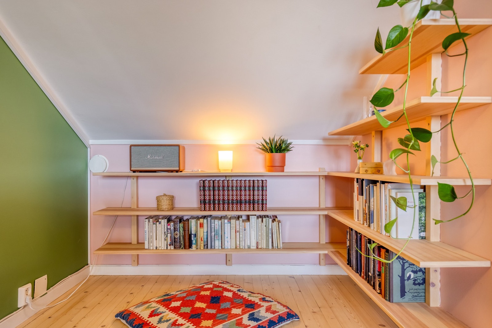 Hyggelig krok med fin hylleløsning for bøker og annet ønskelig. Galleribilde