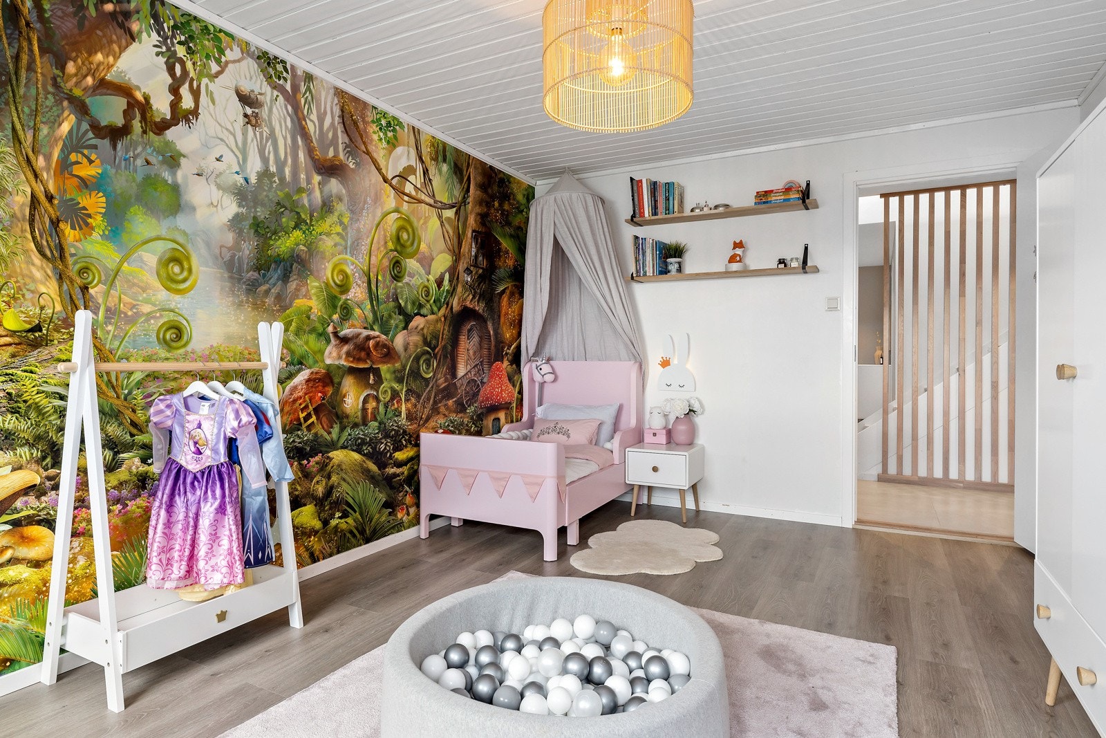 - Her inne er det god plass til leker og det som hører til. Galleribilde